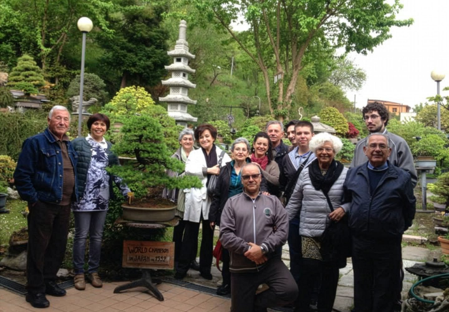 I Soci del Laboratorio d'Arte Bonsai con il Maestro Armando Dal Col