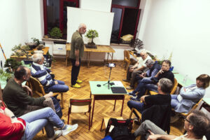 Soci del LAB Staranzano durante l’incontro sull’esposizione bonsai