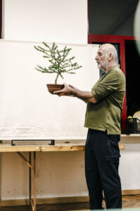 Andreas Geremia durante una lezione sul tokonoma al Laboratorio d’Arte Bonsai Staranzano