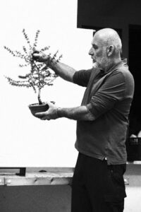 Andreas Geremia durante una lezione sul tokonoma al Laboratorio d’Arte Bonsai Staranzano